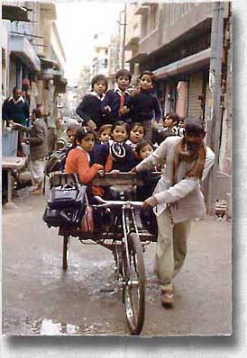 Koululaiset pyöräriksan kyydissä, Jaipur Intia